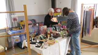 Im Tischtennisraum werden Waren aus der Dritten Welt angeboten