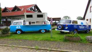 Zwei Oldtimer (Bullies) vor dem Landhaus, einer als Bar umgebaut, einer als Schlafmöglichkeit