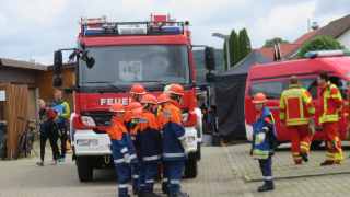 Schon werden Schläuche neben einem Löschfahrzeug ausgerollt