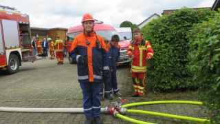 Schläuche sind zwischen den Fahrzeugen ausgelegt