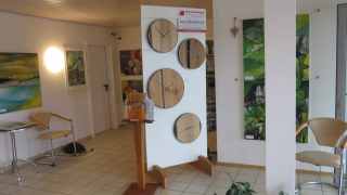 In der Rezeption werden handgefertigte Holzuhren angeboten