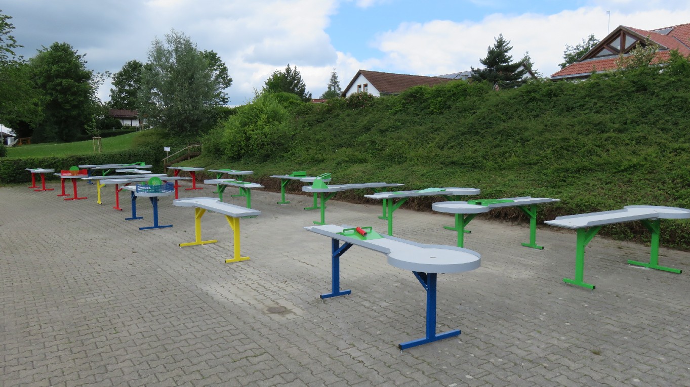 Pit-Pat-Anlage mit Ansicht der 18 Spieltische